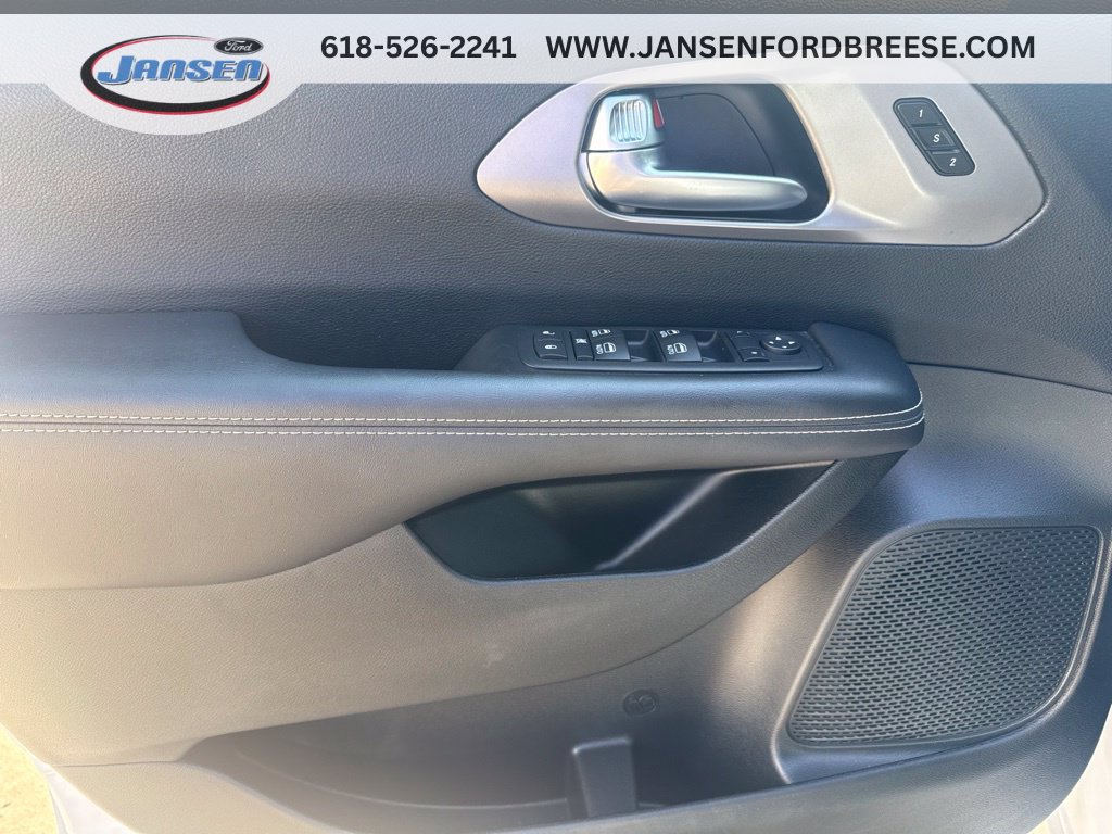 Used 2025 Chrysler Pacifica Select FWD image 9