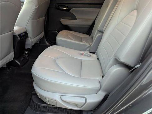 Certified 2023 Toyota Highlander XLE image 16