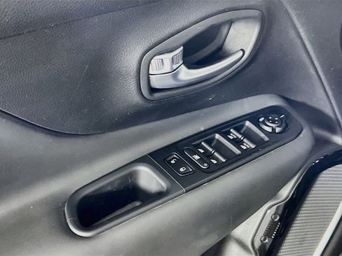 Used 2022 Jeep Renegade Altitude w/ Convenience Group AWD/4WD image 18