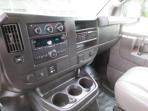 Used 2017 Chevrolet Express 2500 RWD image 30