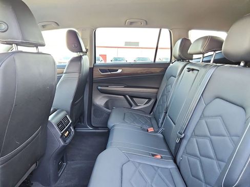 Used 2025 Volkswagen Atlas SE image 27