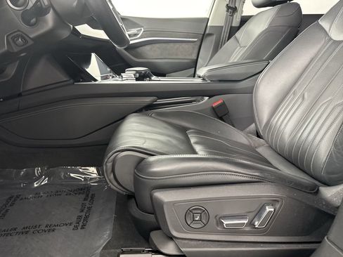 Used 2019 Audi e-tron Prestige w/ Prestige Package AWD/4WD image 27
