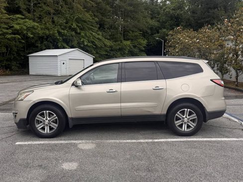 Used 2016 Chevrolet Traverse LT FWD image 3