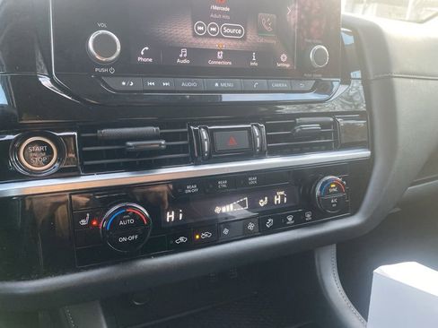 Used 2024 Nissan Pathfinder SV image 18