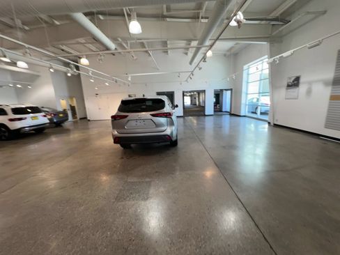 Used 2025 Toyota Highlander LE FWD image 13