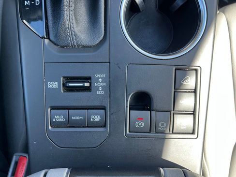 Used 2023 Toyota Highlander XLE image 27