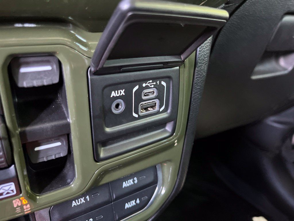 Used 2021 Jeep Gladiator Overland w/ Popular Equipment Package AWD/4WD image 43
