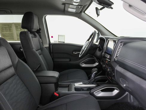 Used 2024 Nissan Frontier SV image 17