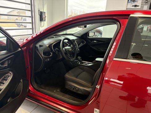Used 2025 Chevrolet Malibu LT image 9