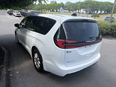 Used 2023 Chrysler Pacifica Touring-L FWD image 6