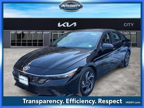 Used 2025 Hyundai Elantra SEL image 4