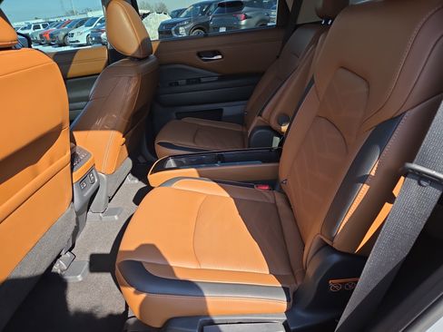 Used 2023 Nissan Pathfinder Platinum image 7