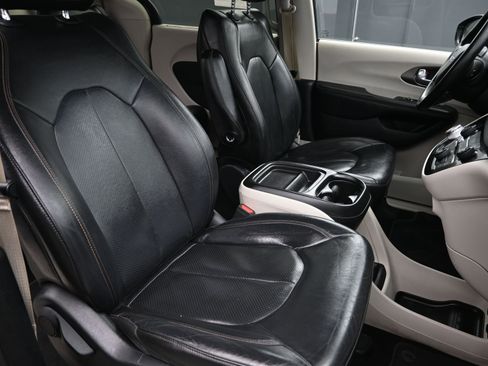 Used 2020 Chrysler Pacifica Touring-L image 28