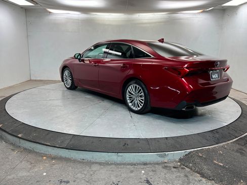 Used 2020 Toyota Avalon Limited image 3