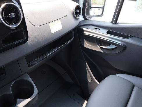 Used 2024 Mercedes-Benz eSprinter 170 Cargo image 31