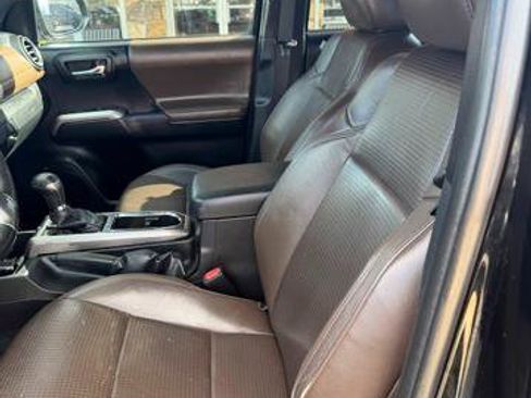 Used 2016 Toyota Tacoma Limited image 8