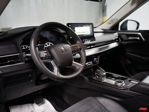 Used 2025 Mitsubishi Outlander SE FWD image 19