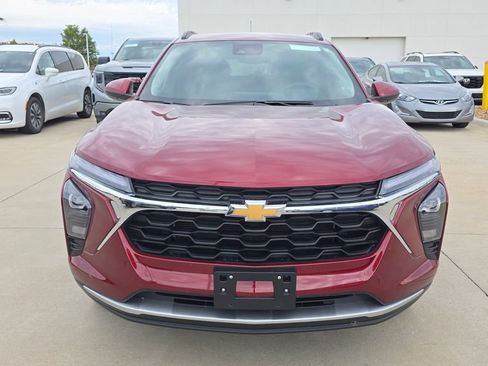 Used 2025 Chevrolet Trax LT w/ LT Convenience Package FWD image 8