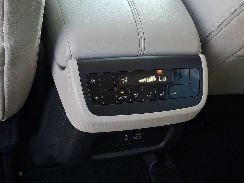 Used 2023 Nissan Pathfinder SL AWD/4WD image 14