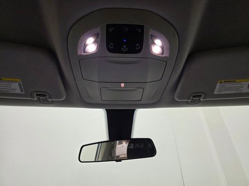 Used 2022 Chrysler Voyager LX image 33