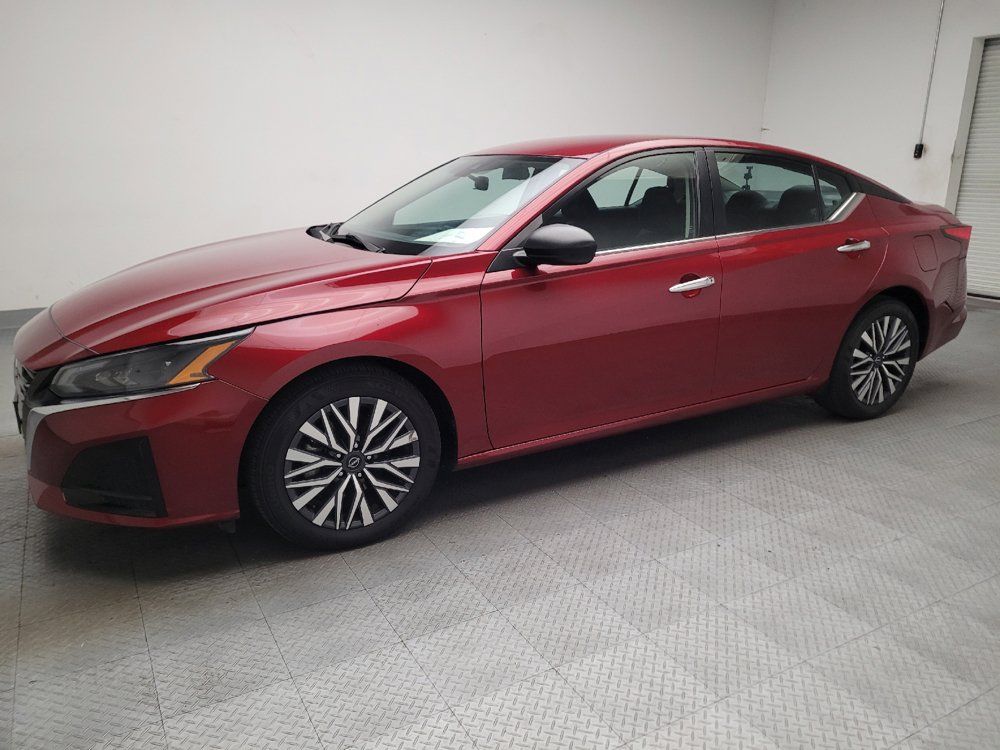 Used 2025 Nissan Altima 2.5 SV FWD image 2
