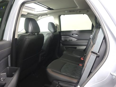 New 2026 Nissan Pathfinder Platinum AWD/4WD image 18