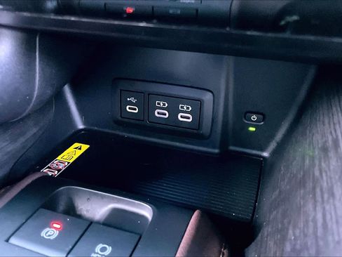 Used 2024 Toyota Venza Limited image 35