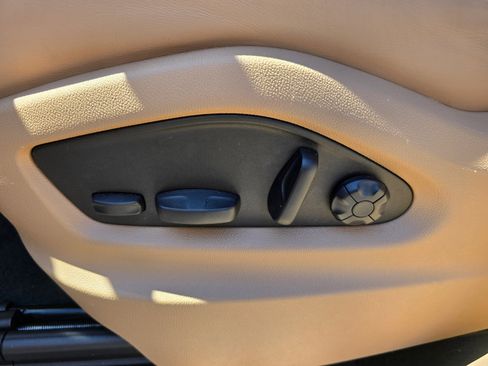 Used 2022 Porsche Cayenne Platinum Edition w/ Premium Package Plus image 34