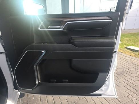 Used 2024 Chevrolet Silverado 1500 LT image 9