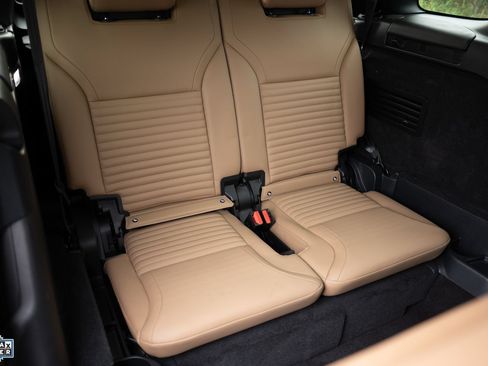 Used 2023 Land Rover Discovery HSE R-Dynamic AWD/4WD image 3