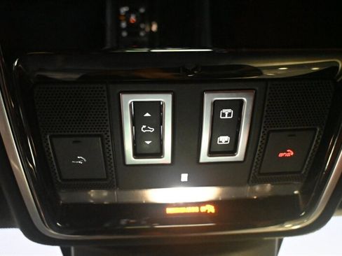Used 2020 Land Rover Range Rover Sport SVR image 39
