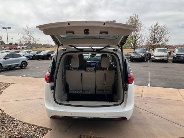 Used 2021 Chrysler Pacifica Touring-L FWD image 6