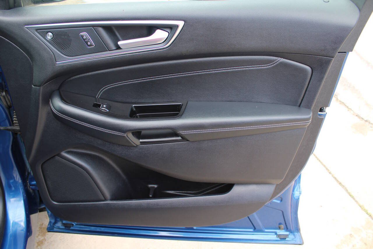 Used 2020 Ford Edge Titanium w/ Equipment Group 301A AWD/4WD image 12