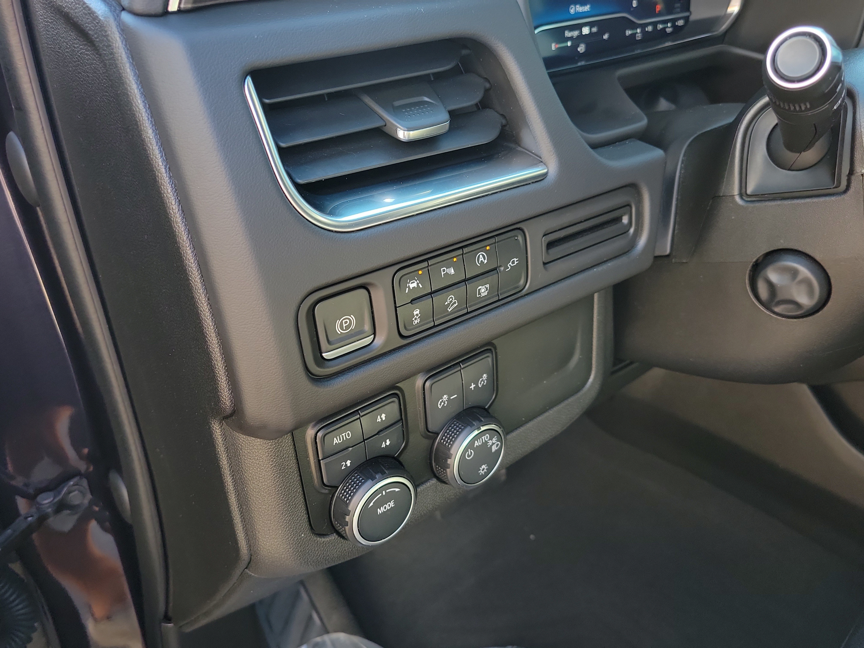 Used 2022 Chevrolet Suburban Z71 w/ Luxury Package AWD/4WD image 18