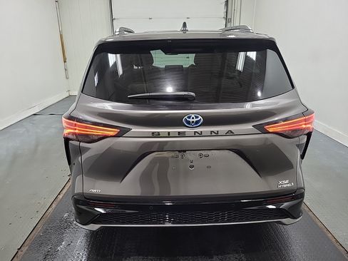 Used 2022 Toyota Sienna XSE AWD/4WD image 8