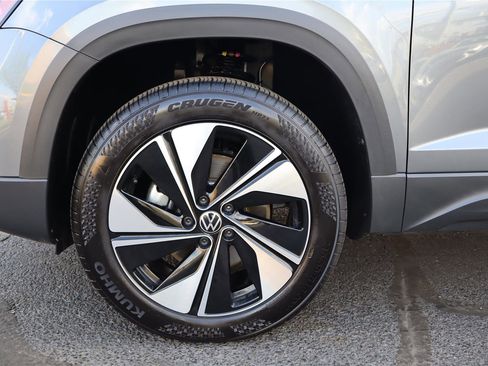 Used 2025 Volkswagen Taos SE w/ Panoramic Sunroof Package image 11