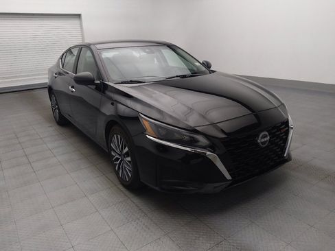 Used 2025 Nissan Altima 2.5 SV FWD image 13