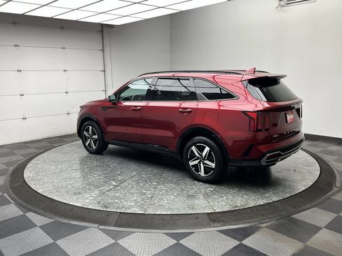 Used 2021 Kia Sorento S FWD image 2