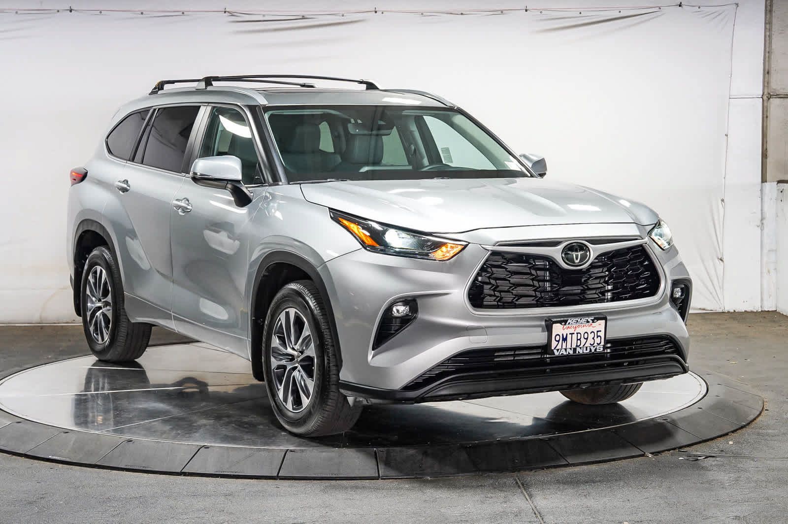 Used 2024 Toyota Highlander XLE AWD/4WD image 5