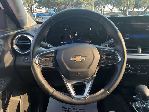 Used 2025 Chevrolet Trax LT w/ LT Convenience Package FWD image 27