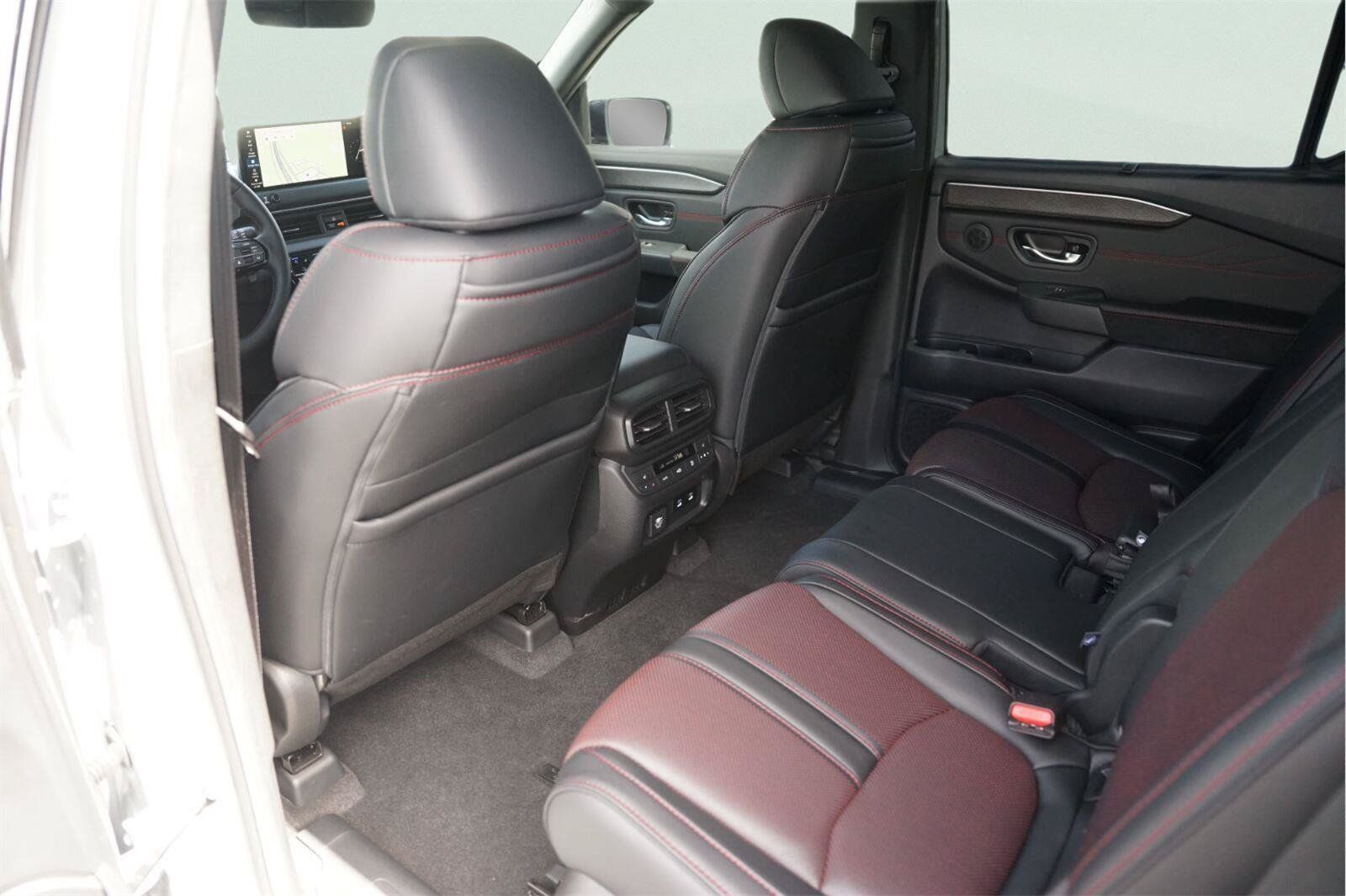 Used 2026 Honda Pilot Black Edition image 12
