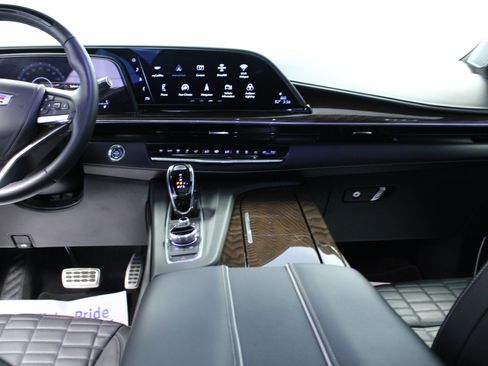 Used 2024 Cadillac Escalade ESV Sport Platinum w/ LPO, ONYX Package AWD/4WD image 20