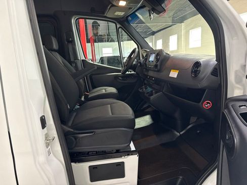 Used 2024 Mercedes-Benz Sprinter 2500 image 25