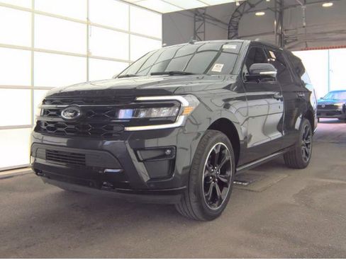 Used 2023 Ford Expedition Limited image 2