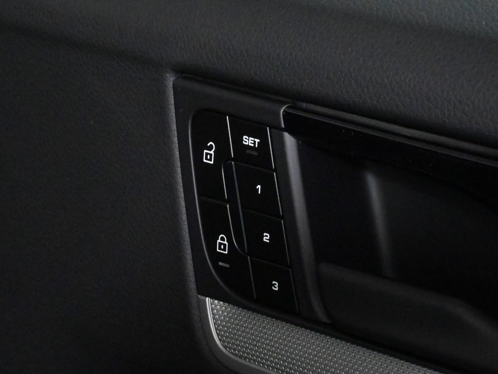 Used 2026 Porsche Cayenne AWD/4WD image 39