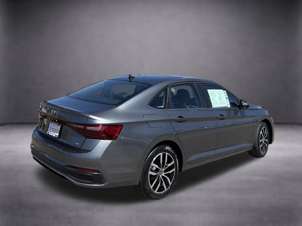 Used 2025 Volkswagen Jetta SE FWD image 4