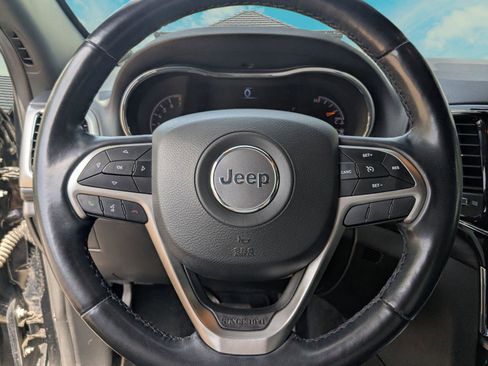 Used 2022 Jeep Grand Cherokee Laredo X image 9