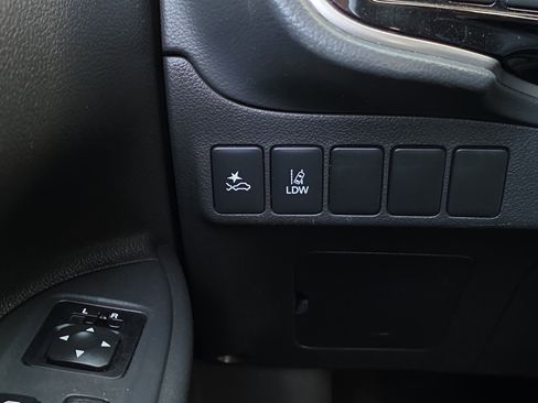 Used 2020 Mitsubishi Outlander SE image 26