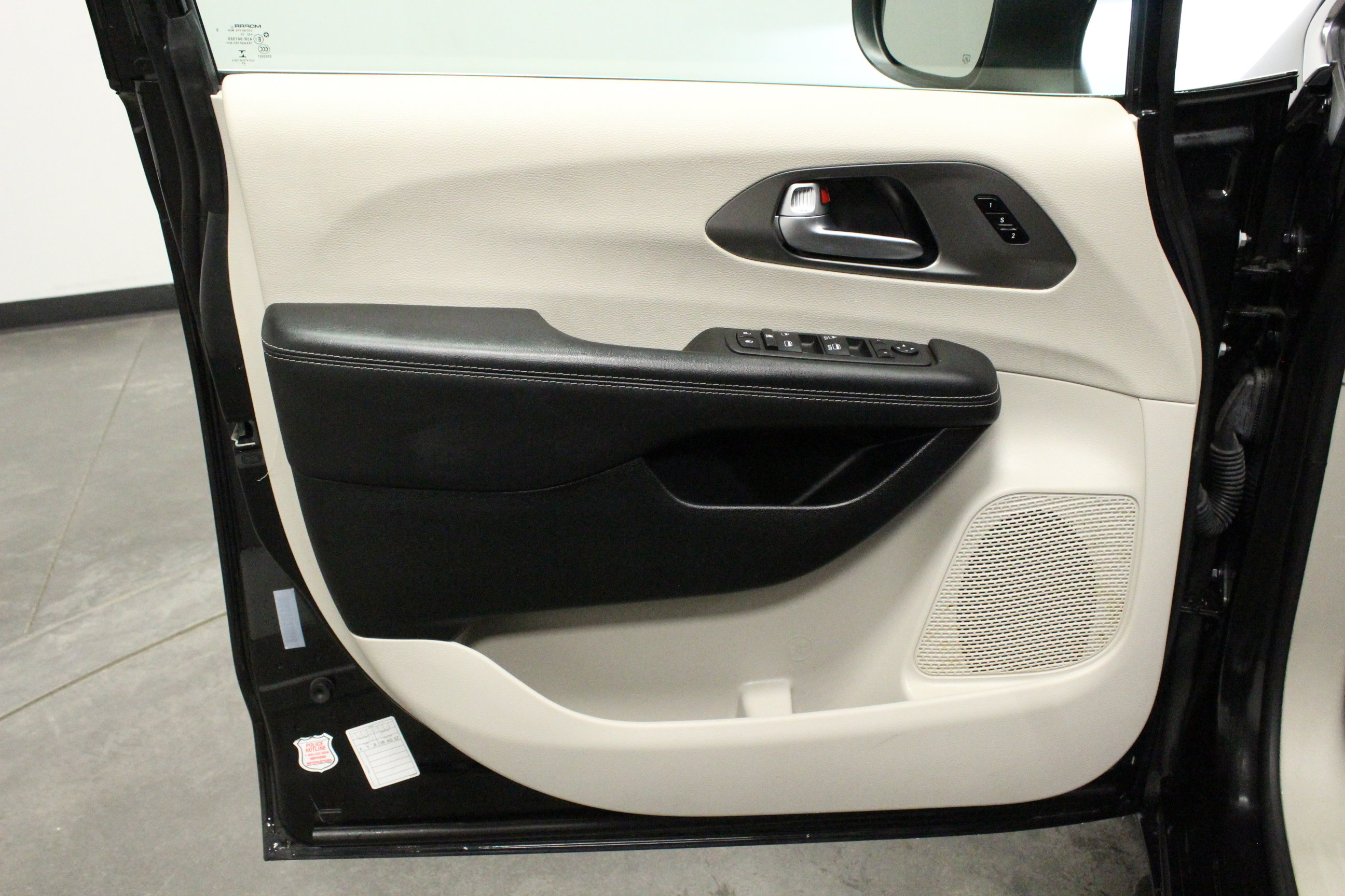 Used 2023 Chrysler Pacifica Touring-L FWD image 11