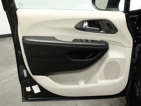 Used 2023 Chrysler Pacifica Touring-L FWD image 11
